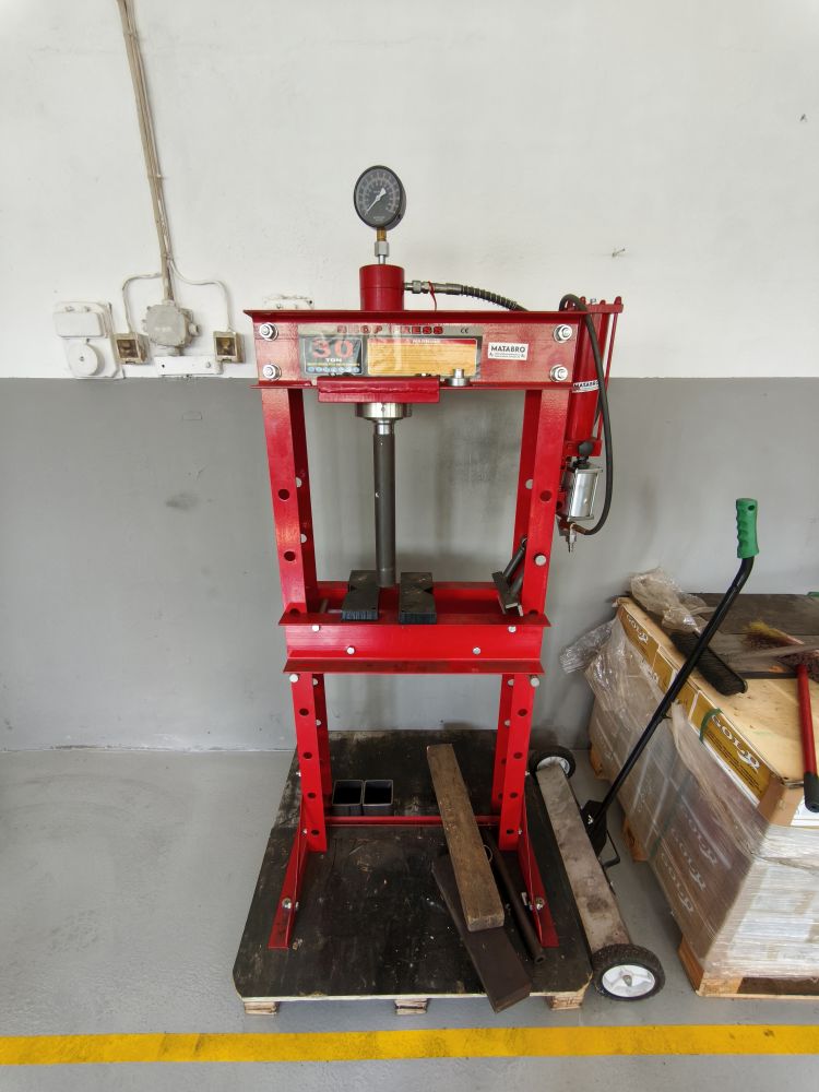  Hydr.-pneumatische Presse